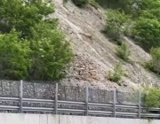 Свлачище затвори част от автомагистрала „Струма“