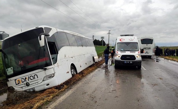 Трима загинаха, а десетки пострадаха при катастрофа на автобус в Турция