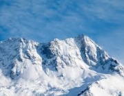 Сняг покри планини в покрайнините на Атина