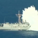 Иран удари с ракети военен кораб на САЩ край Ормузкия проток