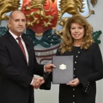 Илияна Йотова връчи мандата на Румен Радев