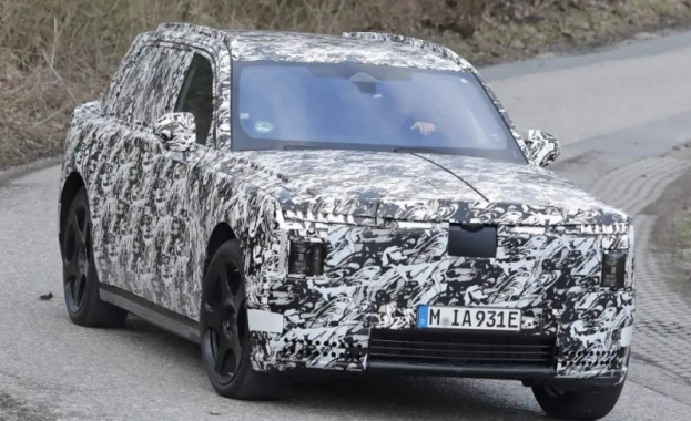 Нов SUV на Rolls-Royce с уникален двукрилен капак