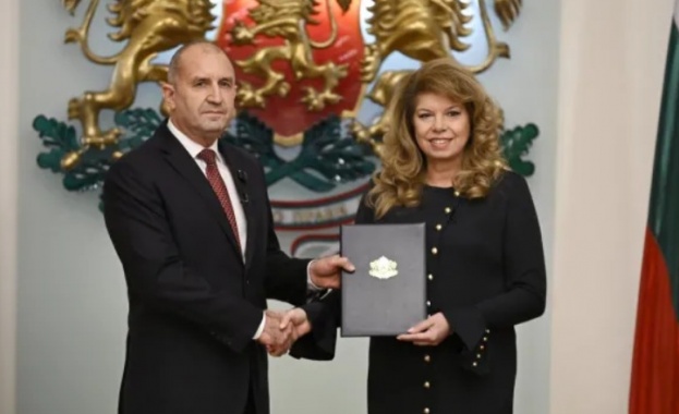 Илияна Йотова връчи мандата на Румен Радев