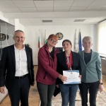 Министър Илиев връчи грамота на медалистката от Спешъл Олимпикс Дарина Богданова