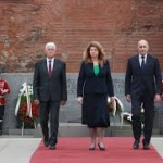 Президентът Илияна Йотова и премиерът Румен Радев поднесоха цветя пред Паметника на Незнайния воин в памет на загиналите в борбата с нацизма