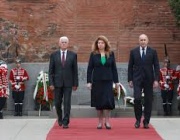 Президентът Илияна Йотова и премиерът Румен Радев поднесоха цветя пред Паметника на Незнайния воин в памет на загиналите в борбата с нацизма