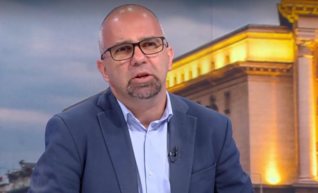 Първан Симеонов: Очаквам Борисов и Пеевски да се долепят до правителството на Радев, дори да му се подмазват