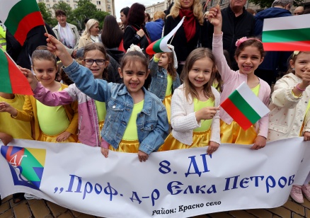 Близо 3000 ученици се включиха в шествието за 24 май