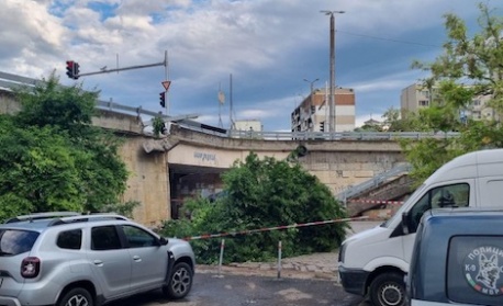 Шофьор избяга след гонка и катастрофа в Бургас, в колата му откриха нелегални мигранти