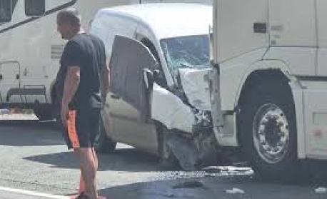 Кола се вряза в спрял камион в Благоевградско, има две жертви
