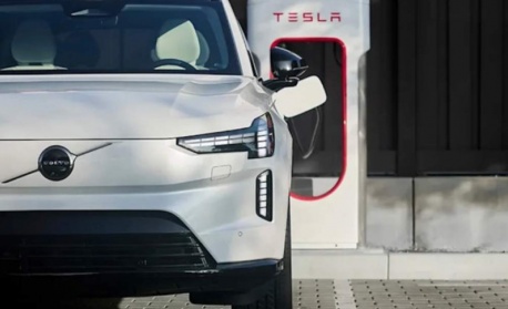 Шофьорите на Volvo скоро с достъп до 20 000 зарядни станции Tesla Supercharger в Европа