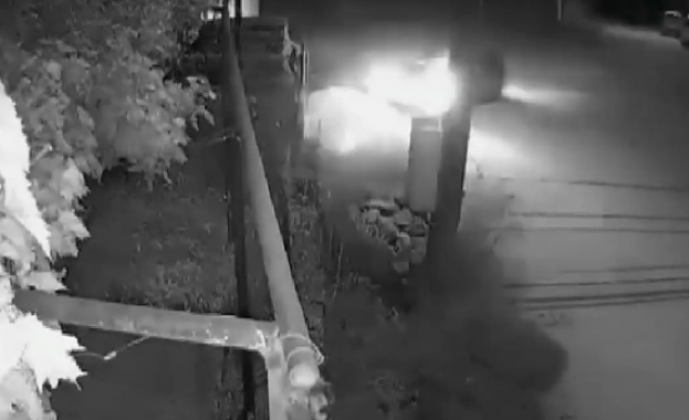 Непълнолетно момиче открадна кола и се заби в ограда на
