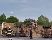 Кола се вряза в автобус в София, има жертва и тежко ранени
