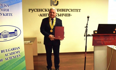 Академик Христо Белоев беше удостоен с най-високото отличие на Българската академия на науките – Почетният знак „Марин Дринов“ на лента