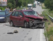 Мъж и жена са в болница след тежка верижна катастрофа край Лясковец