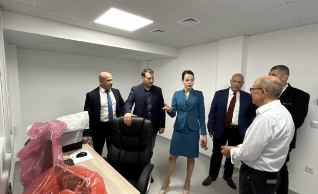 Министър Катя Ивкова на посещение в новия болничен комплекс на