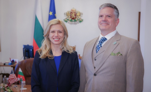 Председателят на Народното събрание Михаела Доцова разговаря с временно управляващия