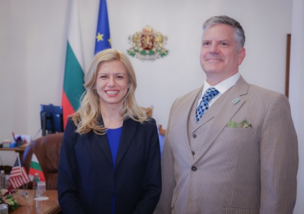 Председателят на НС Михаела Доцова разговаря с временно управляващия посолството на САЩ в София Х. Мартин Макдауъл   