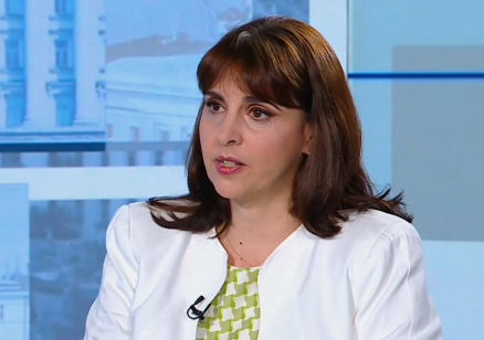 Министър Ефремова: Социалните плащания няма да бъдат намалявани