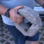 Шофьор сигнализира за сериозен инцидент на общински паркинг в центъра на София, след като паве се забило в автомобила му при опит да паркира