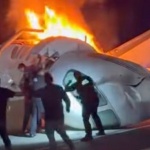 Малък самолет се разби на магистрала в Тексас, машината е избухнала в пламъци