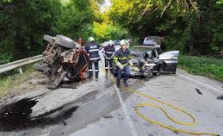 Челен удар между две коли затвори пътя между Свищов и село Вардим