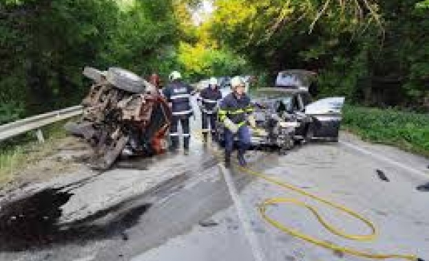 Челен удар между два леки автомобила снощи затвори временно пътя