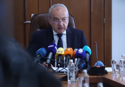 Министър Гълъб Донев: Няма да отнемаме права и няма да намаляваме доходи
