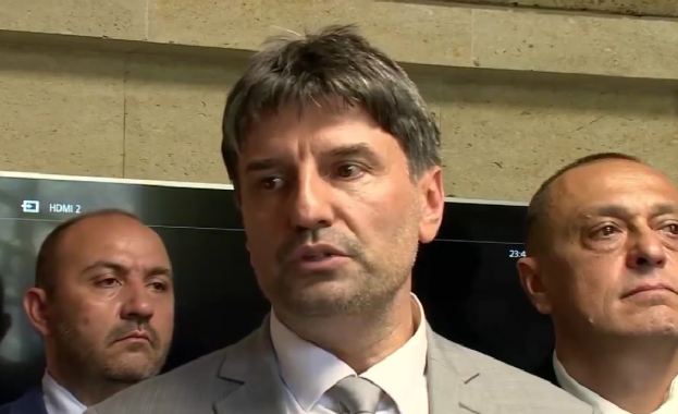 Петима служители на общинската администрация в район Приморски са сред