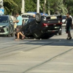Кола се обърна по таван на столичен булевард