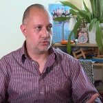 Ултиматум за извинение и заплахи за съд след разкритие в български подкаст, че собственик на македонска телевизия има българско гражданство