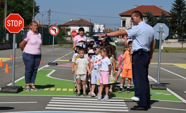 Учениците от СУ Васил Левски и възпитаниците на ДГ Мечта