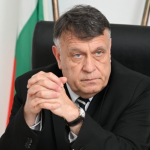 Делегираните бюджети остават, МОН ще отчита и качеството на обучението