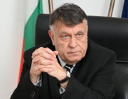 Министър Вълчев: Учителите ще запазят заплатите си на ниво 125% от средната за страната