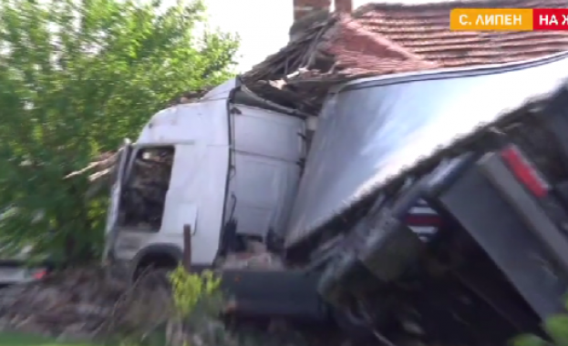 Тир скъса мантинела и се вряза в къща Инцидентът стана