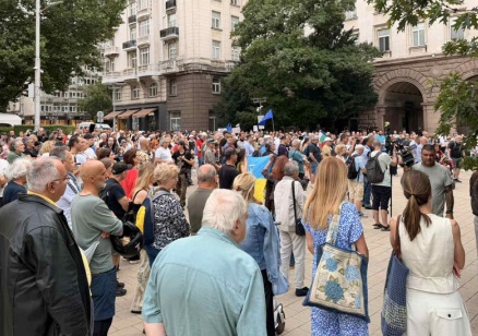 Протестиращи срещу кабинета "Радев" се събраха в центъра на София