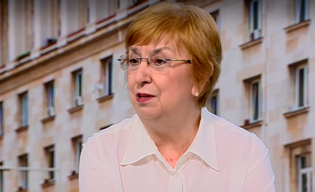 Конституцията казва че за конституционни съдии се избират хора с