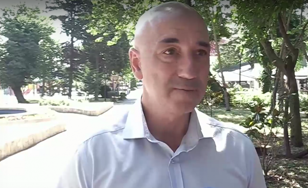В неделя луксозен автомобил премина през пешеходната алея на парка