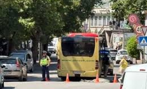 Тежък инцидент парализира центъра на Велико Търново днес Автобус на