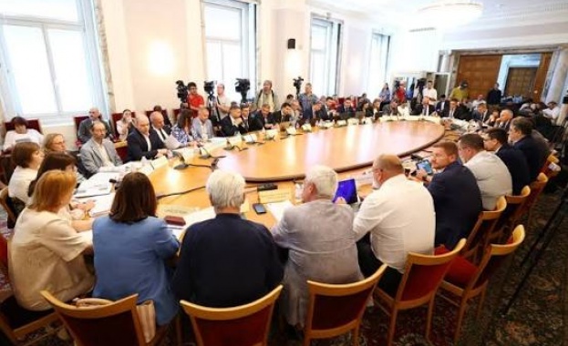 Депутатите продължават с гласуването по комисии на държавния бюджет за