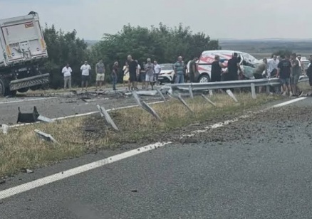 Тир скъса мантинела и удари две коли в насрещното на автомагистрала "Тракия", има загинал човек и двама ранени