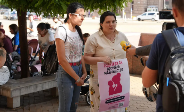 Родители отново протестират пред сградата на Министерския съвет с искане