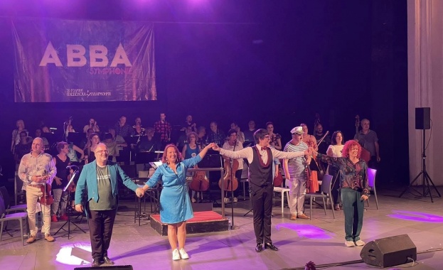 Плевенската филхармония представя лятното турне ABBA SYMPHONIE 2026 Люси Дяковска