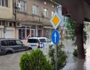 Силен порой по Черноморието, кола затъна в подлез във Варна