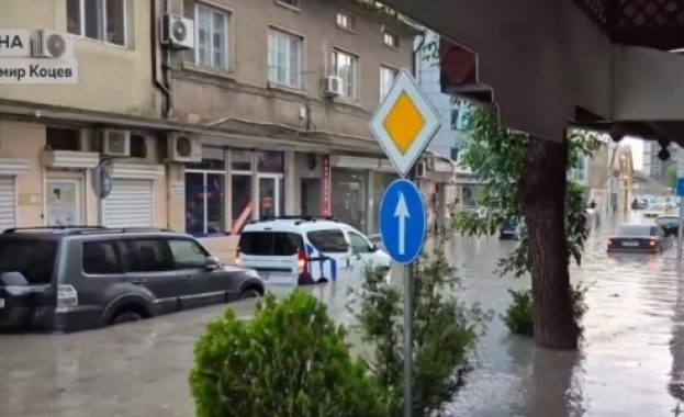 Пороен дъжд се изля във Варна Наводнени са много улици