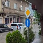 Силен порой по Черноморието, кола затъна в подлез във Варна