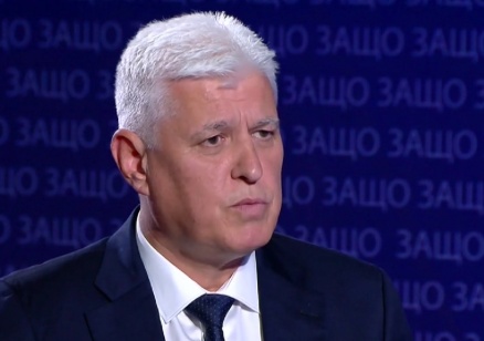 Министър Димитър Стоянов : Самолетите в авиобаза „Безмер“ водят тренировъчни полети, спокойна е обстановката