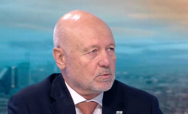 Разполагането на до осем американски самолета цистерни в авиобаза Безмер