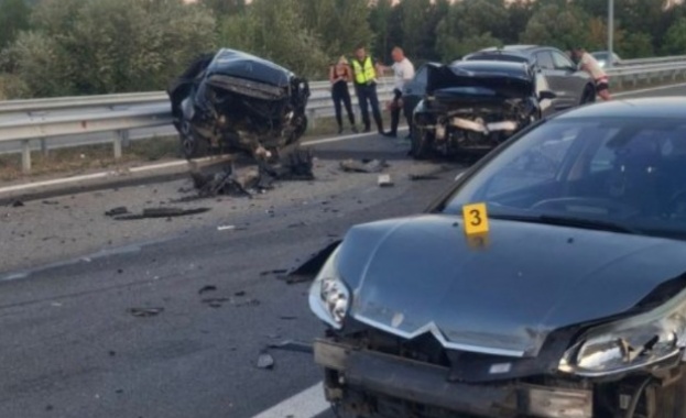 Верижна катастрофа с участието на четири автомобила е станала на