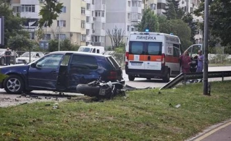 Моторист загина на място при сблъсък с две коли във Варна